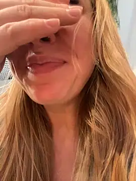 Snapshot of Sweet___Emily chatting on 01/19/25, 05:18 Sweet Emily online show from 01/19/25, 05:18