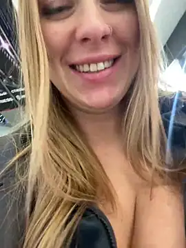 Snapshot of Sweet___Emily chatting on 01/21/25, 03:21 Sweet Emily online show from 01/21/25, 03:21