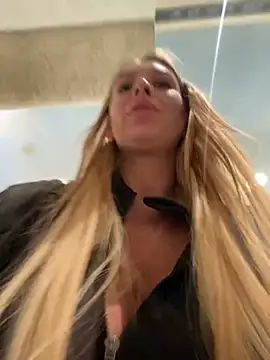 Snapshot of Sweet___Emily chatting on 03/10/25, 01:32 Sweet Emily online show from 03/10/25, 01:32