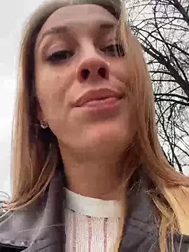 Snapshot of Sweet___Emily chatting on 03/11/25, 01:12 Sweet Emily online show from 03/11/25, 01:12