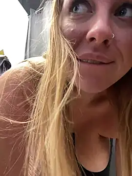 Snapshot of Sweet___Emily chatting on 03/12/25, 08:19 Sweet Emily online show from 03/12/25, 08:19