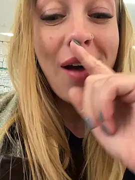 Snapshot of Sweet___Emily chatting on 03/12/25, 04:02 Sweet Emily online show from 03/12/25, 04:02