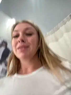 Snapshot of Sweet___Emily chatting on 03/19/25, 01:18 Sweet Emily online show from 03/19/25, 01:18