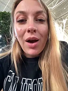 Snapshot of Sweet___Emily chatting on 09/09/25, 02:05 Sweet Emily online show from 09/09/25, 02:05