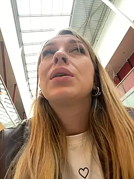 Snapshot of Sweet___Emily chatting on 09/25/25, 02:10 Sweet Emily online show from 09/25/25, 02:10