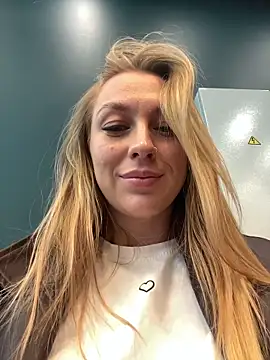 Snapshot of Sweet___Emily chatting on 10/03/25, 01:52 Sweet Emily online show from 10/03/25, 01:52