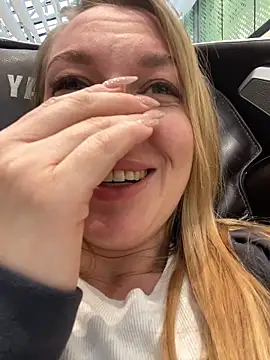 Snapshot of Sweet___Emily chatting on 10/04/25, 01:20 Sweet Emily online show from 10/04/25, 01:20