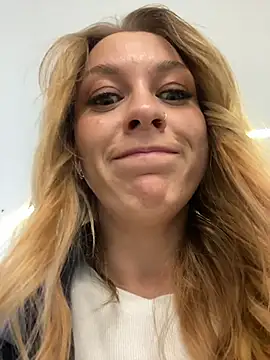 Snapshot of Sweet___Emily chatting on 10/06/25, 01:19 Sweet Emily online show from 10/06/25, 01:19