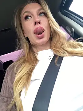 Snapshot of Sweet___Emily chatting on 10/10/25, 01:10 Sweet Emily online show from 10/10/25, 01:10