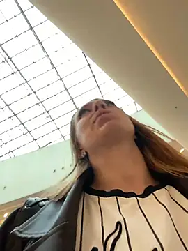 Snapshot of Sweet___Emily chatting on 10/13/25, 12:27 Sweet Emily online show from 10/13/25, 12:27