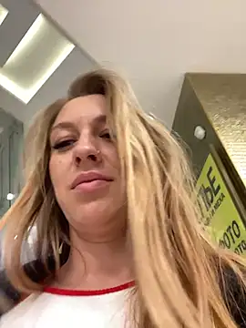 Snapshot of Sweet___Emily chatting on 10/14/25, 01:45 Sweet Emily online show from 10/14/25, 01:45