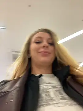 Snapshot of Sweet___Emily chatting on 10/16/25, 01:45 Sweet Emily online show from 10/16/25, 01:45