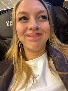 Snapshot of Sweet___Emily chatting on 10/17/25, 01:14 Sweet Emily online show from 10/17/25, 01:14