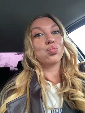 Snapshot of Sweet___Emily chatting on 11/03/25, 12:39 Sweet Emily online show from 11/03/25, 12:39