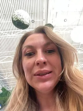 Snapshot of Sweet___Emily chatting on 11/04/25, 11:42 Sweet Emily online show from 11/04/25, 11:42