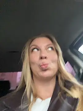 Snapshot of Sweet___Emily chatting on 11/07/25, 12:38 Sweet Emily online show from 11/07/25, 12:38