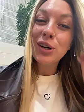 Snapshot of Sweet___Emily chatting on 11/15/25, 01:29 Sweet Emily online show from 11/15/25, 01:29