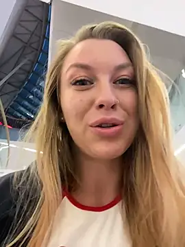 Snapshot of Sweet___Emily chatting on 11/18/25, 01:37 Sweet Emily online show from 11/18/25, 01:37