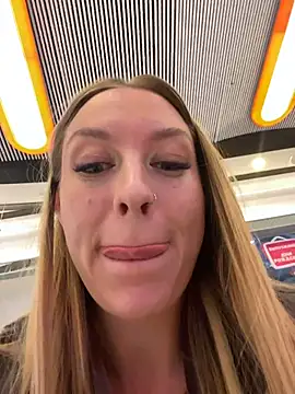 Snapshot of Sweet___Emily chatting on 11/19/25, 01:22 Sweet Emily online show from 11/19/25, 01:22