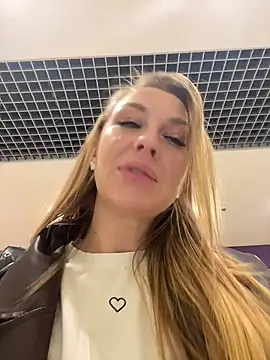 Snapshot of Sweet___Emily chatting on 12/04/25, 12:25 Sweet Emily online show from 12/04/25, 12:25