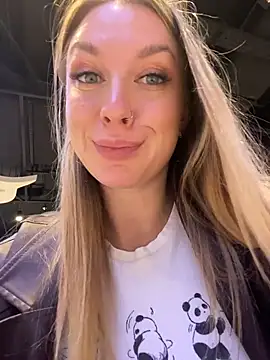 Snapshot of Sweet___Emily chatting on 12/05/25, 11:41 Sweet Emily online show from 12/05/25, 11:41