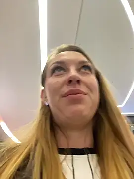 Snapshot of Sweet___Emily chatting on 12/14/25, 11:37 Sweet Emily online show from 12/14/25, 11:37