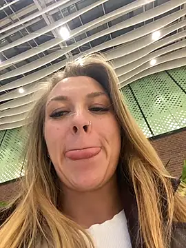 Snapshot of Sweet___Emily chatting on 12/18/25, 03:40 Sweet Emily online show from 12/18/25, 03:40