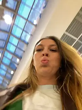 Snapshot of Sweet___Emily chatting on 01/14/26, 01:17 Sweet Emily online show from 01/14/26, 01:17