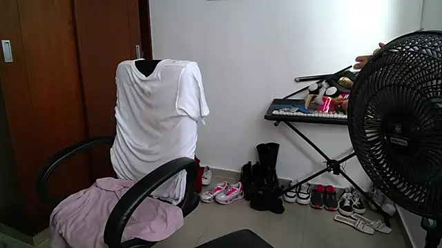 Snapshot of venelope1 chatting on 11/27/25, 08:00 venelope1 online show from 11/27/25, 08:00