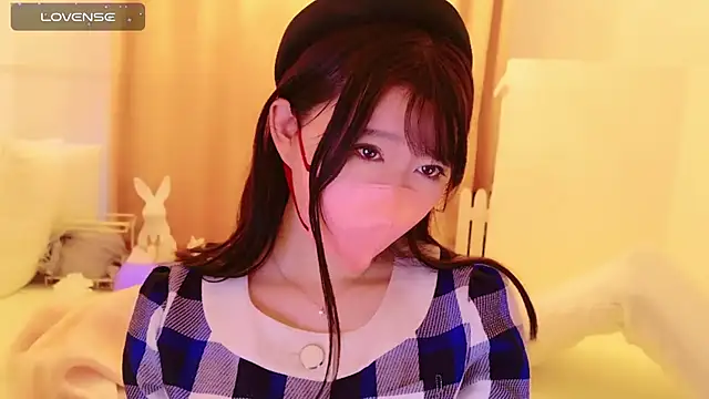 Snapshot of maii- chatting on 02/19/25, 09:47 maii- online show from 02/19/25, 09:47