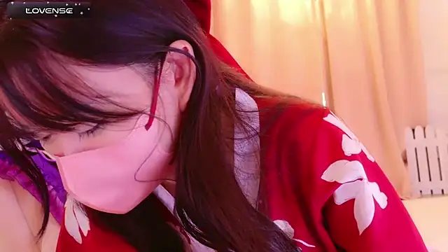 Snapshot of maii- chatting on 03/04/25, 10:24 maii- online show from 03/04/25, 10:24