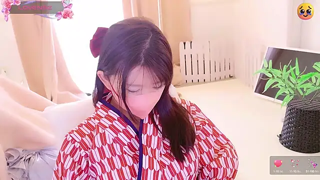 Snapshot of maii- chatting on 03/17/25, 10:49 maii- online show from 03/17/25, 10:49