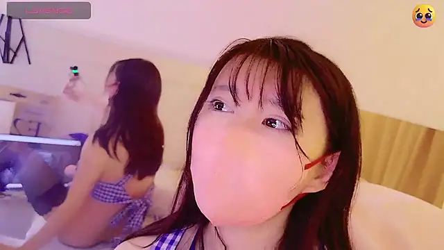 Snapshot of maii- chatting on 03/21/25, 01:12 maii- online show from 03/21/25, 01:12