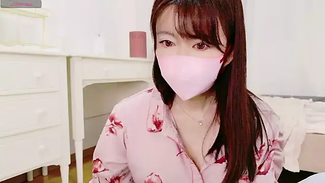 Snapshot of maii- chatting on 02/03/26, 12:32 maii- online show from 02/03/26, 12:32