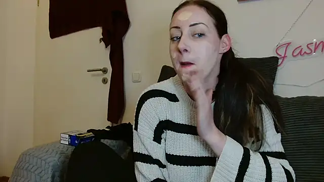 Snapshot of Jasmin-White chatting on 04/29/26, 07:09 Jasmin-White online show from 04/29/26, 07:09