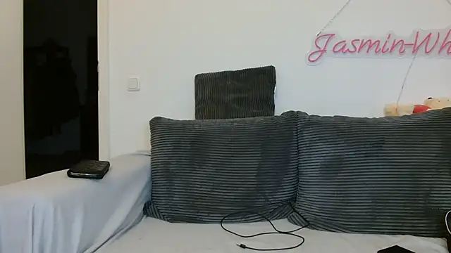 Snapshot of Jasmin-White chatting on 07/01/26, 05:12 Jasmin-White online show from 07/01/26, 05:12