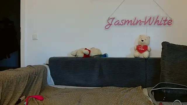 Snapshot of Jasmin-White chatting on 07/08/26, 05:17 Jasmin-White online show from 07/08/26, 05:17