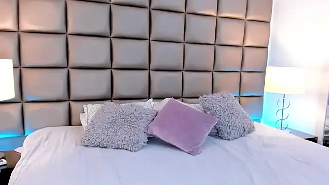 AnnyHizzle online show from 03/10/25, 04:07