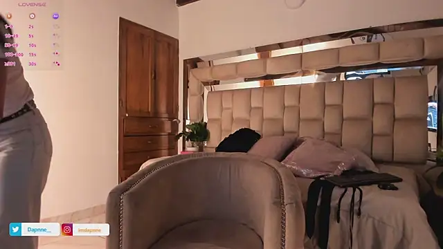 Dapnne  online show from 10/23/25, 12:37