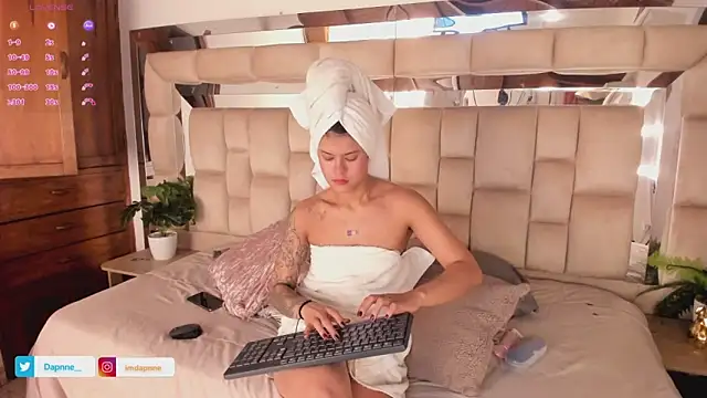 Dapnne  online show from 10/30/25, 12:17