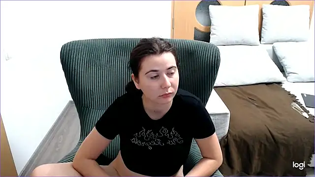 Snapshot of VioletaFlower7 chatting on 11/05/25, 10:10 VioletaFlower7 online show from 11/05/25, 10:10