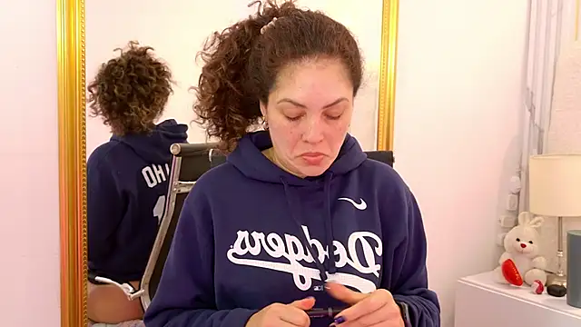 Snapshot of Juliabadlee chatting on 11/13/25, 08:41 Juliabadlee online show from 11/13/25, 08:41