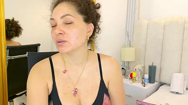 Snapshot of Juliabadlee chatting on 11/24/25, 08:41 Juliabadlee online show from 11/24/25, 08:41