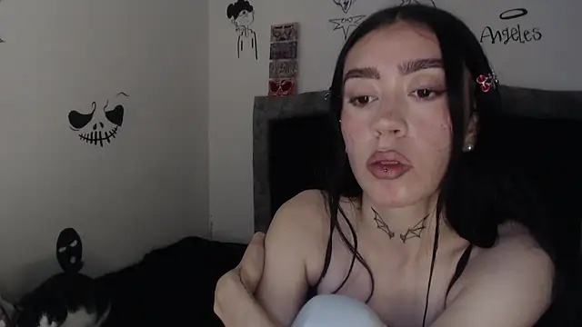 Julieta De Los Angeles online show from 01/05/26, 06:00