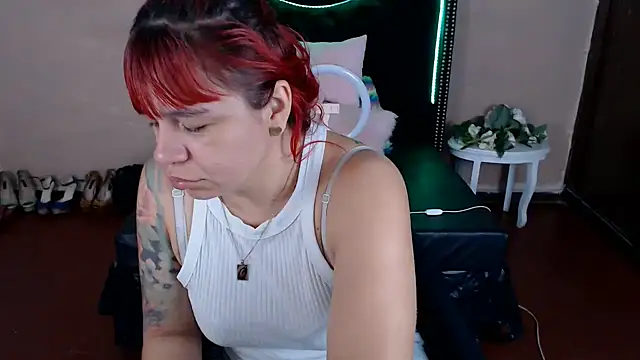 Snapshot of VioletaaaSlave chatting on 06/14/26, 11:01 VioletaaaSlave online show from 06/14/26, 11:01