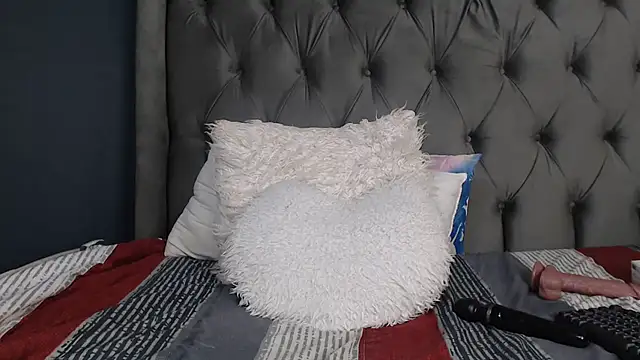 Snapshot of LOYAL_SASHA chatting on 12/22/25, 11:02 LOYAL SASHA online show from 12/22/25, 11:02