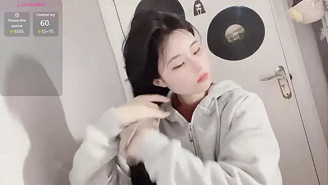 Qedgjwyz1 online show from 02/13/25, 04:22