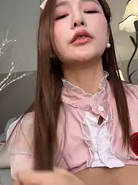 Snapshot of Momoever123456 chatting on 03/06/25, 05:00 Momoever123456 online show from 03/06/25, 05:00