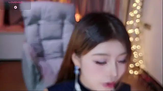 Snapshot of Momoever123456 chatting on 10/13/25, 02:28 Momoever123456 online show from 10/13/25, 02:28