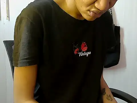 Snapshot of Destiny_Desire chatting on 09/29/25, 09:47 Destiny Desire online show from 09/29/25, 09:47